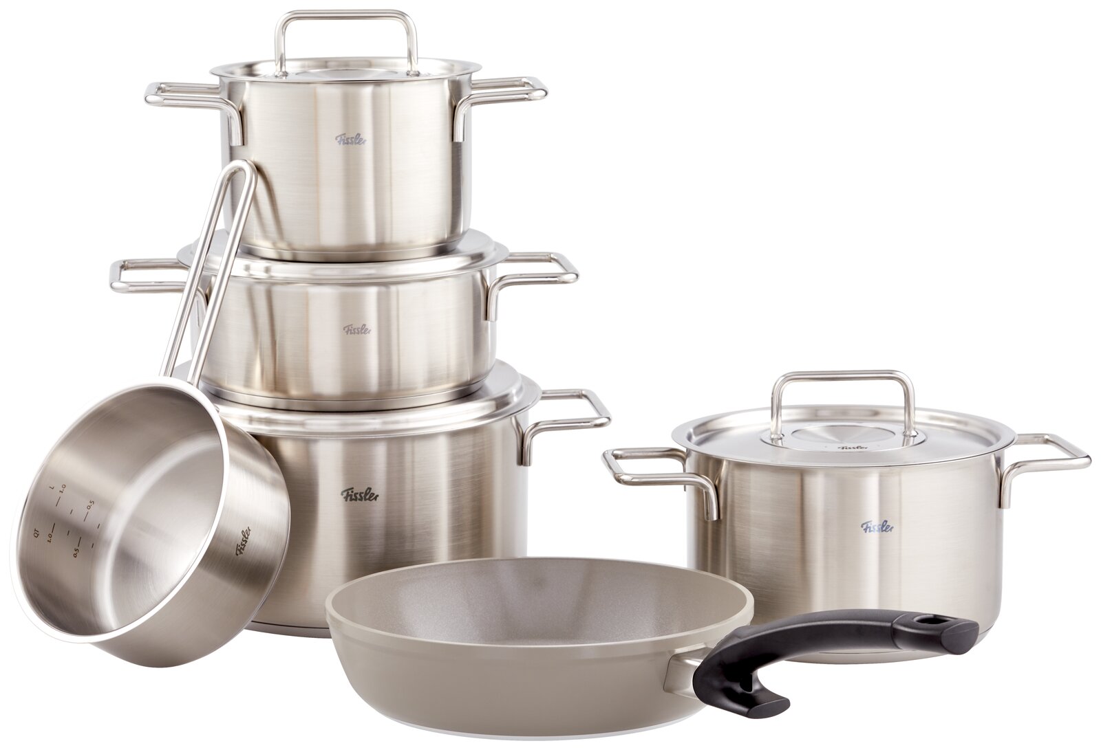 Fissler Topfset 5-tlg. PURE + Gratis Bratpfanne Ceratal 24cm Topfset aus Edelstahl, bestehend aus fünf Töpfen und einer gratis Pfanne, in einer leicht seitlichen Perspektive.