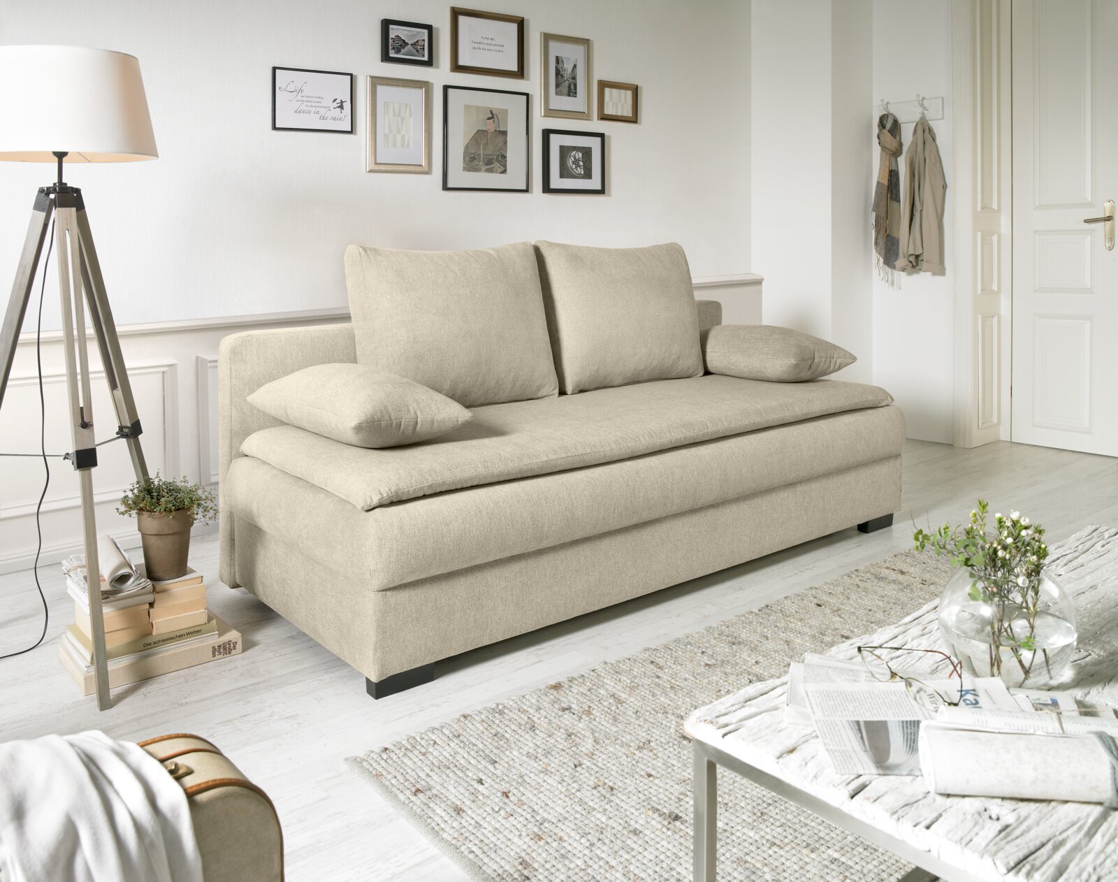 Beige functionele bank in een lichte woonkamer, zijaanzicht