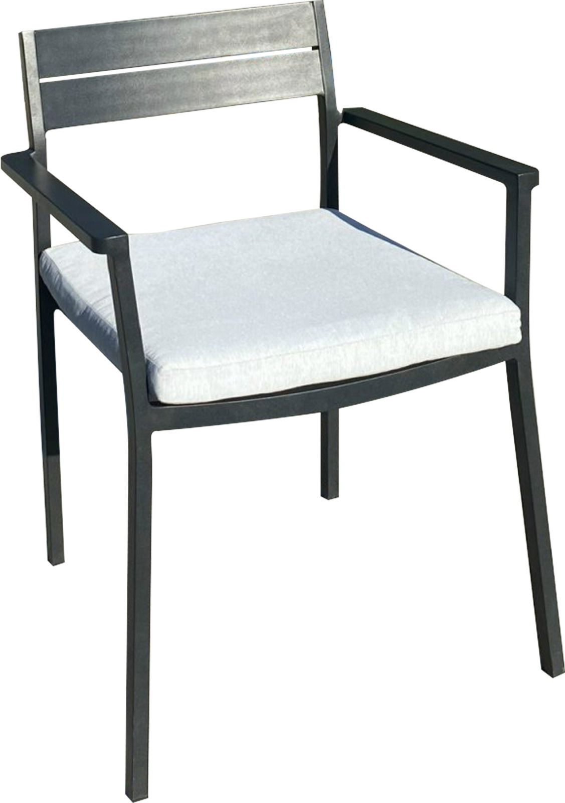 Moderner Stapelstuhl mit schwarzem Metallrahmen und weißem Sitzkissen, seitliche Perspektive