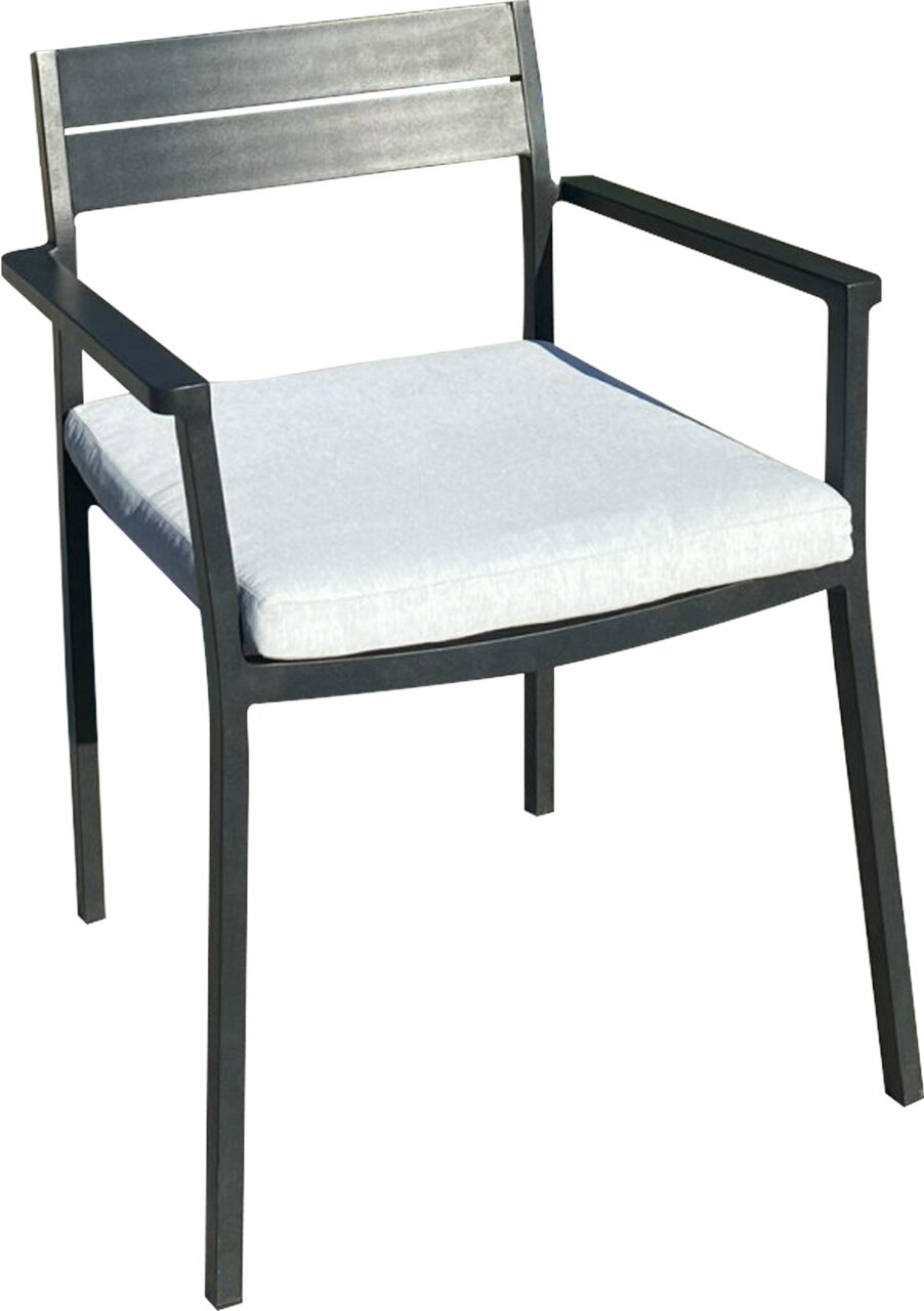 Moderner Stapelstuhl mit schwarzem Metallrahmen und weißem Sitzkissen, seitliche Perspektive