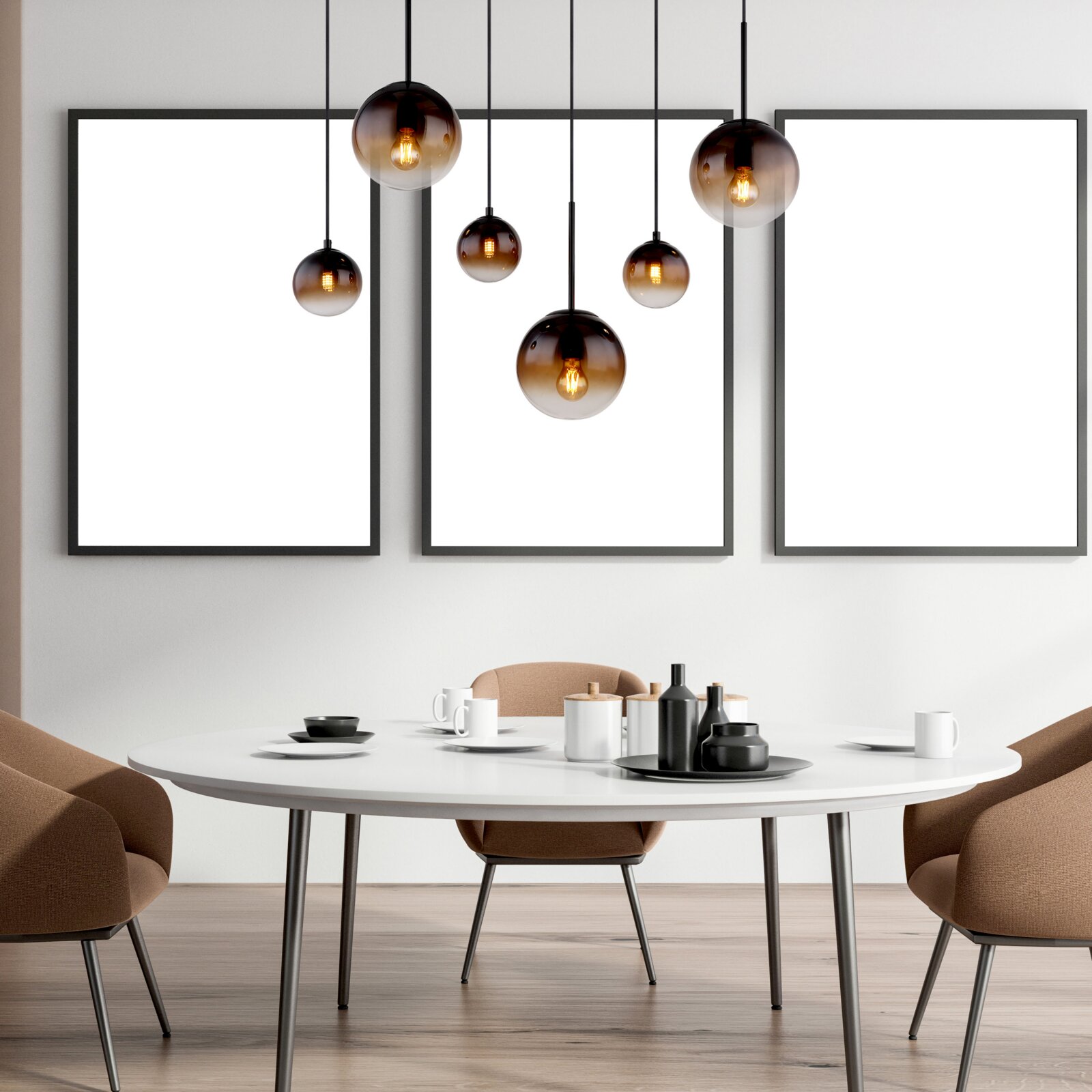 Moderne Hängeleuchte mit mehreren kugelförmigen Lampen in einem stilvollen Esszimmer, seitliche Perspektive.