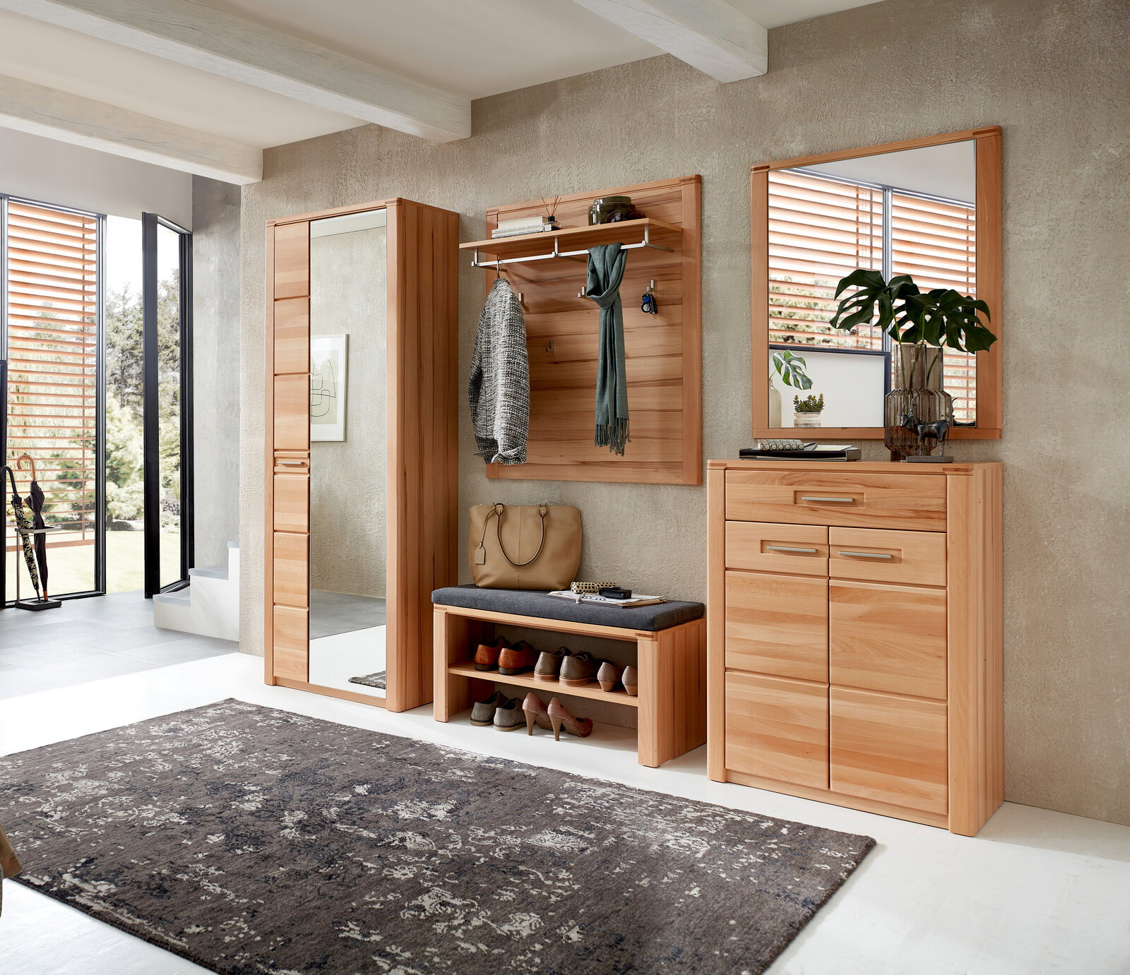 Garderobenpaneel in einem modernen Eingangsbereich, aus Holz mit Spiegel, Kleiderhaken und Ablage, seitliche Perspektive.