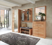 Garderobenpaneel in einem modernen Eingangsbereich, aus Holz mit Spiegel, Kleiderhaken und Ablage, seitliche Perspektive.