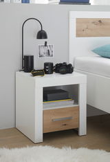 Moderne Nachtkommode in Weiß mit Holzschublade, dekoriert mit Lampe und Kamera, seitliche Perspektive