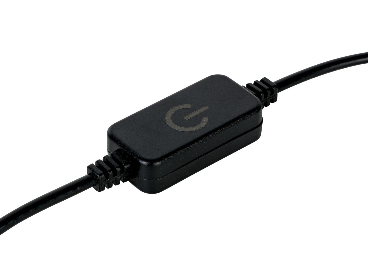 Nahaufnahme eines schwarzen Schalters mit einem Ein-/Aussymbol, verbunden mit einem Kabel.