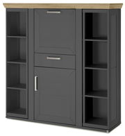 Frontansicht eines modernen Highboards mit Karussell, graue Farbe mit Holzplatte, offene Regale an den Seiten.