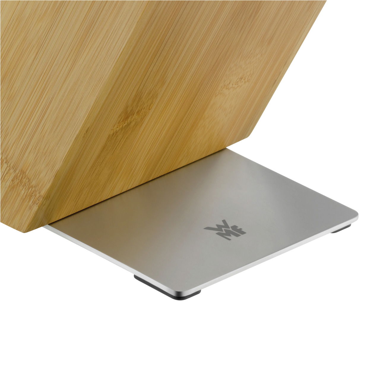 Nahaufnahme eines Messerblocks aus Holz mit einer stabilen Metallbasis, seitliche Perspektive.