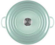 Runder Le Creuset Bräter/Topf mit Deckel in Mintgrün, mit zwei seitlichen Griffen und Metallknauf, Draufsicht von oben auf weißem Hintergrund