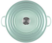 Runder Le Creuset Bräter/Topf mit Deckel in Mintgrün, mit zwei seitlichen Griffen und Metallknauf, Draufsicht von oben auf weißem Hintergrund