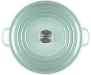 Runder Le Creuset Bräter/Topf mit Deckel in Mintgrün, mit zwei seitlichen Griffen und Metallknauf, Draufsicht von oben auf weißem Hintergrund