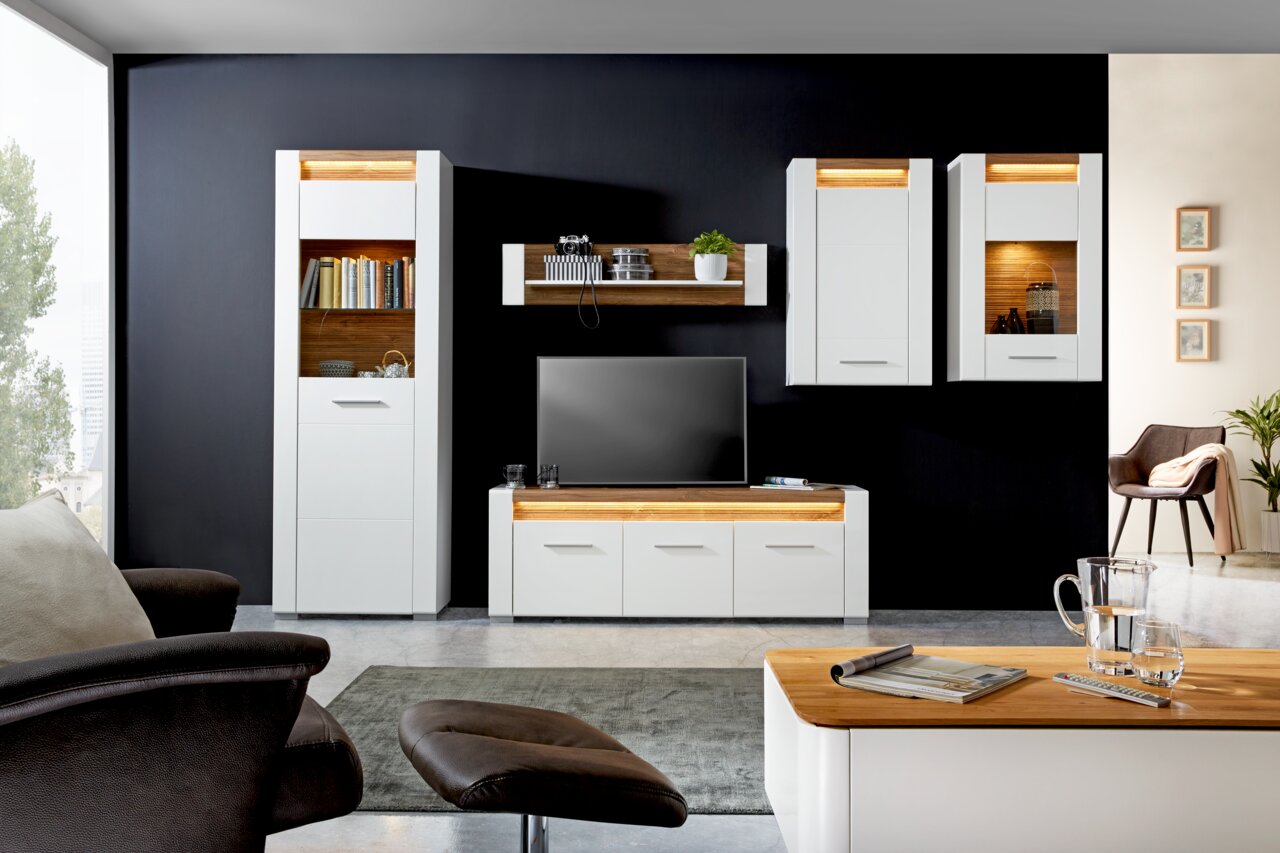 Z2 Vitrine LEONARDO Moderne Wohnzimmermöbel in Weiß mit Holzakzenten, bestehend aus Vitrinen, TV-Unterteil und Wandboard, frontal betrachtet.