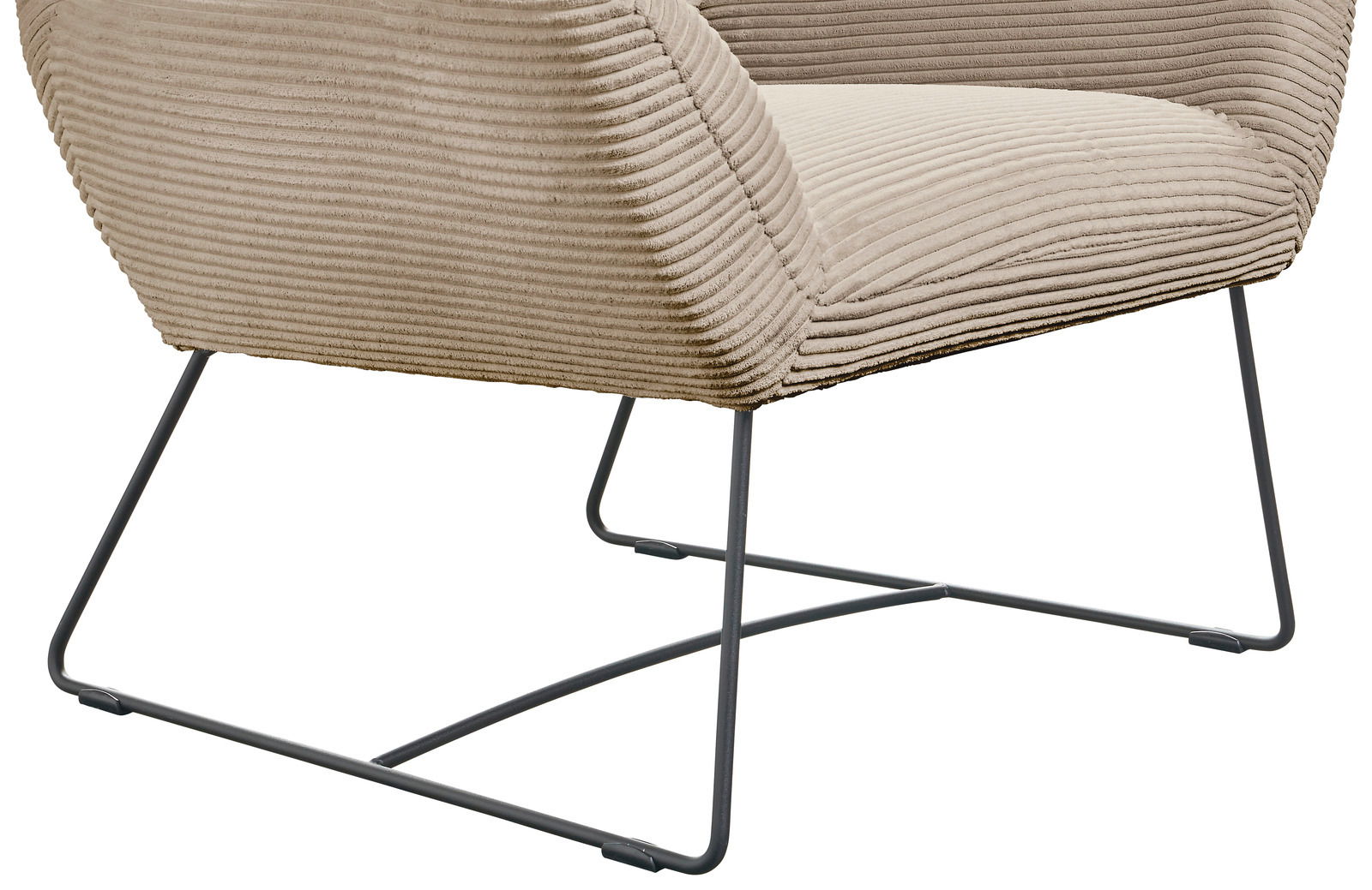 Nahaufnahme eines Sessels mit beigem, geripptem Stoffbezug und schlanken Metallbeinen, seitliche Perspektive.