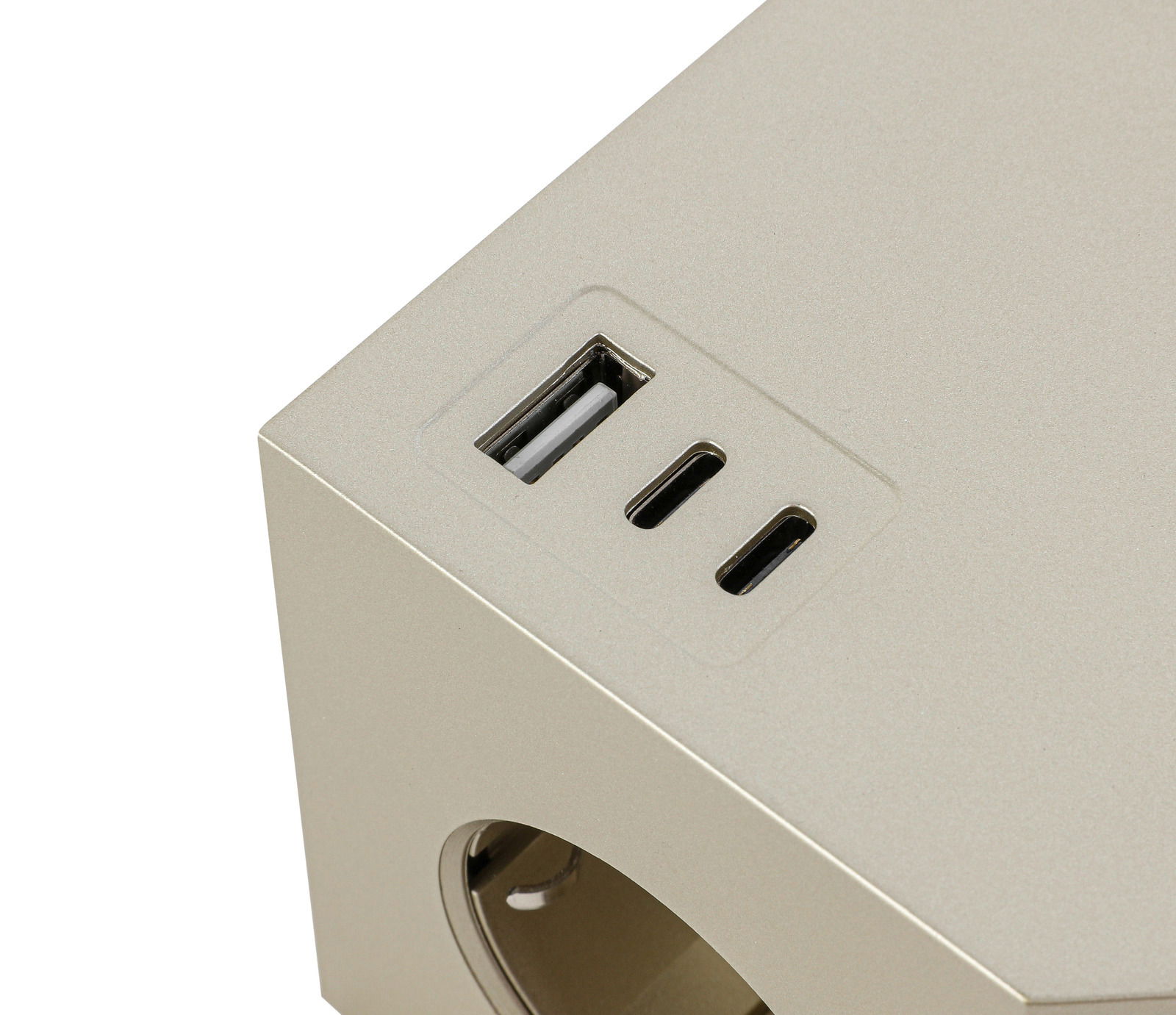 Nahaufnahme eines Steckdosenwürfels mit USB- und USB-C-Anschlüssen auf der Oberseite.