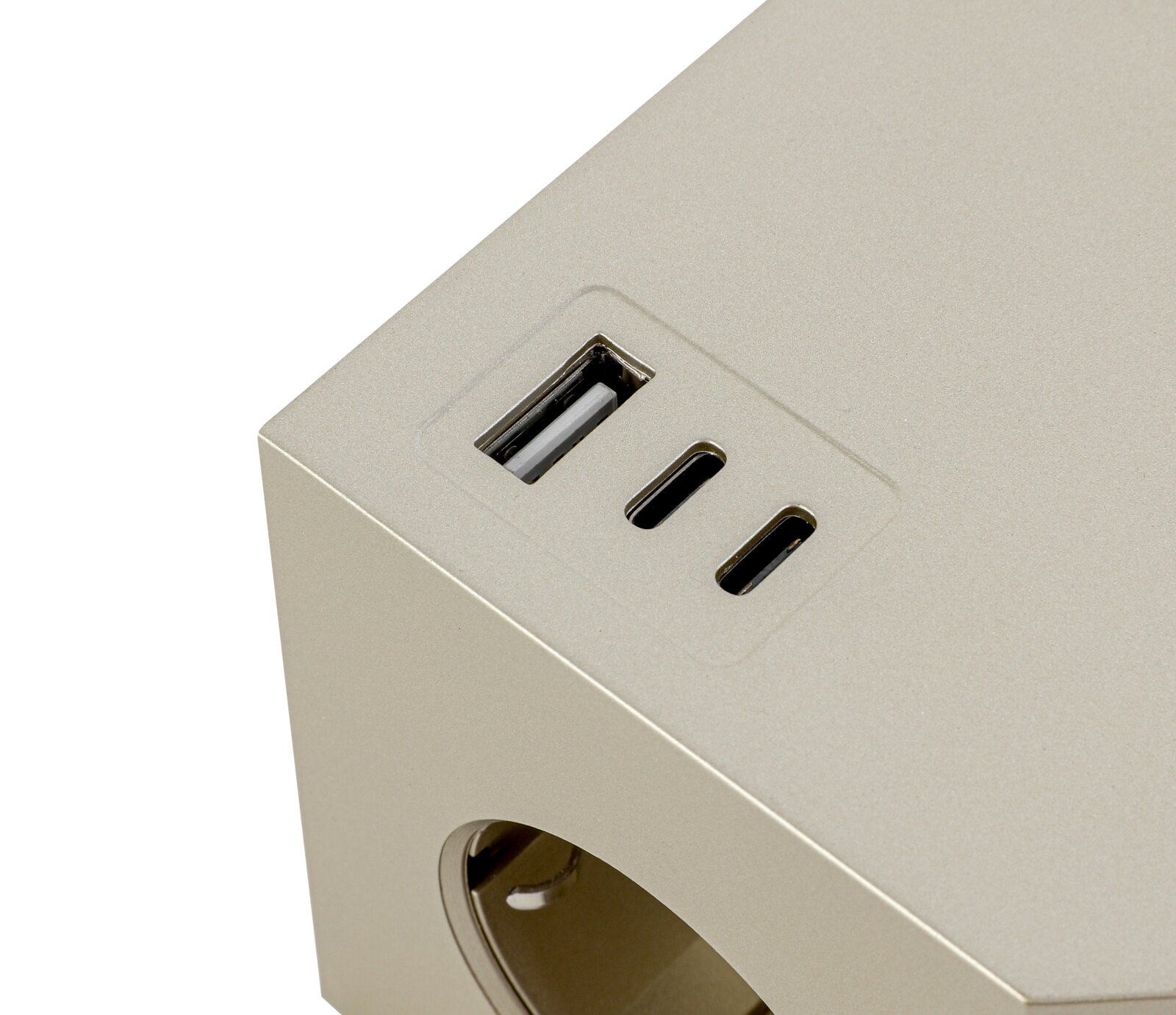 Nahaufnahme eines Steckdosenwürfels mit USB- und USB-C-Anschlüssen auf der Oberseite.