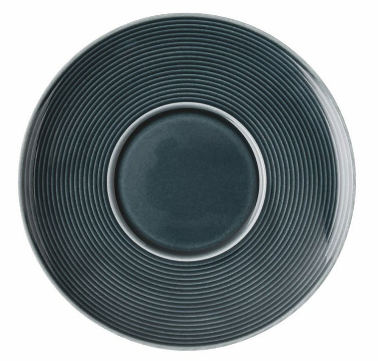 Draufsicht auf eine dunkelblaue Kaffee-Untertasse mit konzentrischen Kreisen.