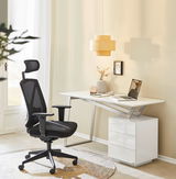 Moderner Schreibtisch in heller Umgebung mit ergonomischem Bürostuhl, seitliche Perspektive