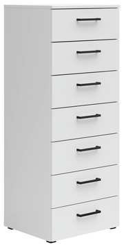 Weiße Kommode mit sieben Schubladen und schwarzen Griffen, seitliche Perspektive