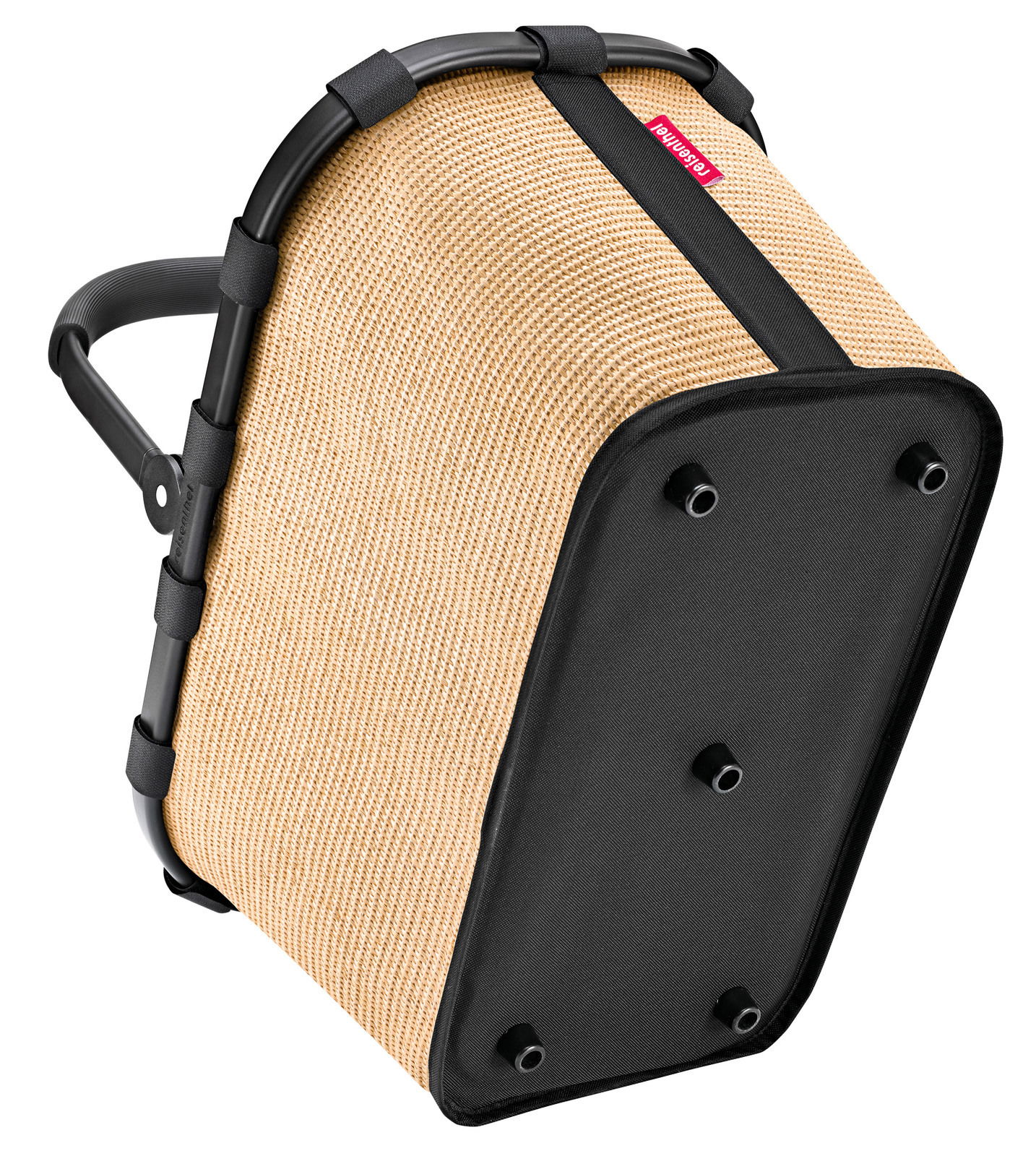 Tragetasche aus beige geflochtenem Material mit schwarzem Boden und Griff, seitliche Perspektive