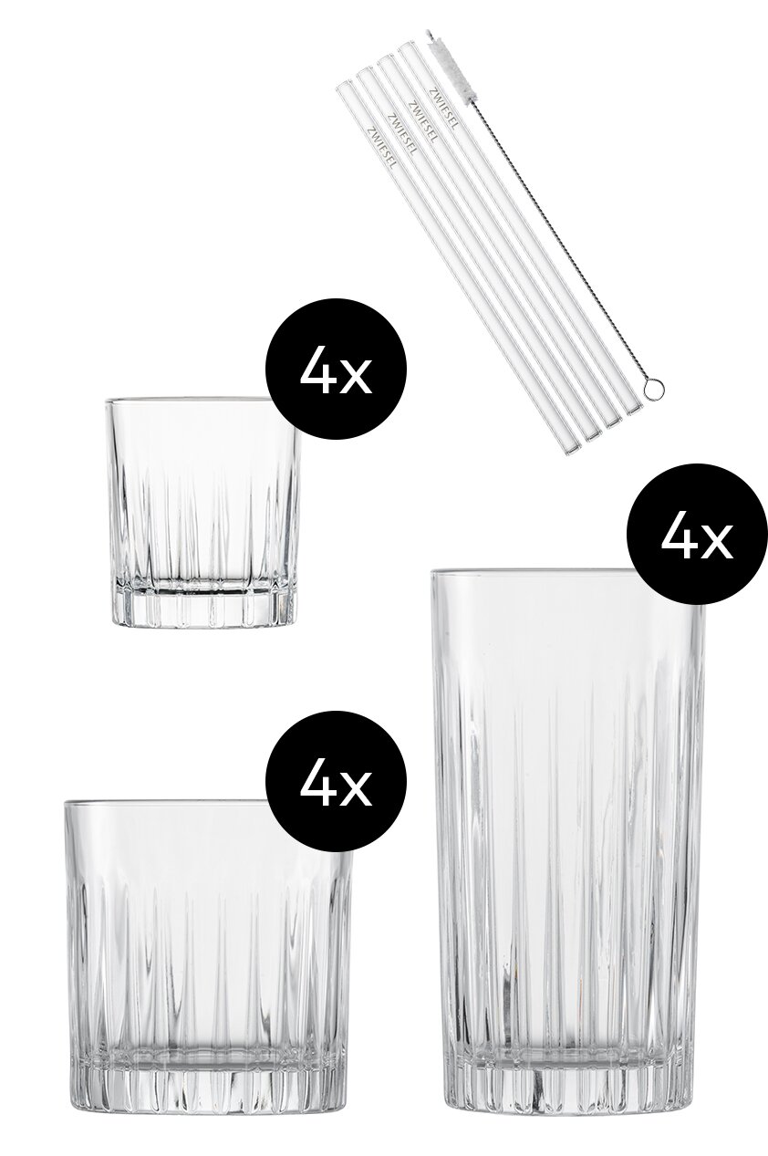 Set aus 17 Teilen: 8 Gläser in zwei Größen und 8 Glasstrohhalme mit Reinigungsbürste, seitliche Ansicht.
