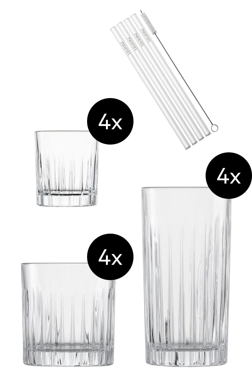 Set aus 17 Teilen: 8 Gläser in zwei Größen und 8 Glasstrohhalme mit Reinigungsbürste, seitliche Ansicht.