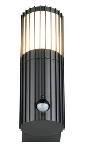 Moderne schwarze Außenwandleuchte mit vertikalen Streben und integriertem Bewegungsmelder, frontal abgebildet.