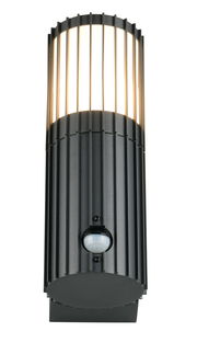 Moderne schwarze Außenwandleuchte mit vertikalen Streben und integriertem Bewegungsmelder, frontal abgebildet.