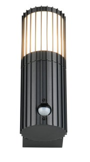 Moderne zwarte buitenwandlamp met verticale steunen en ingebouwde bewegingsmelder, afgebeeld van voren.