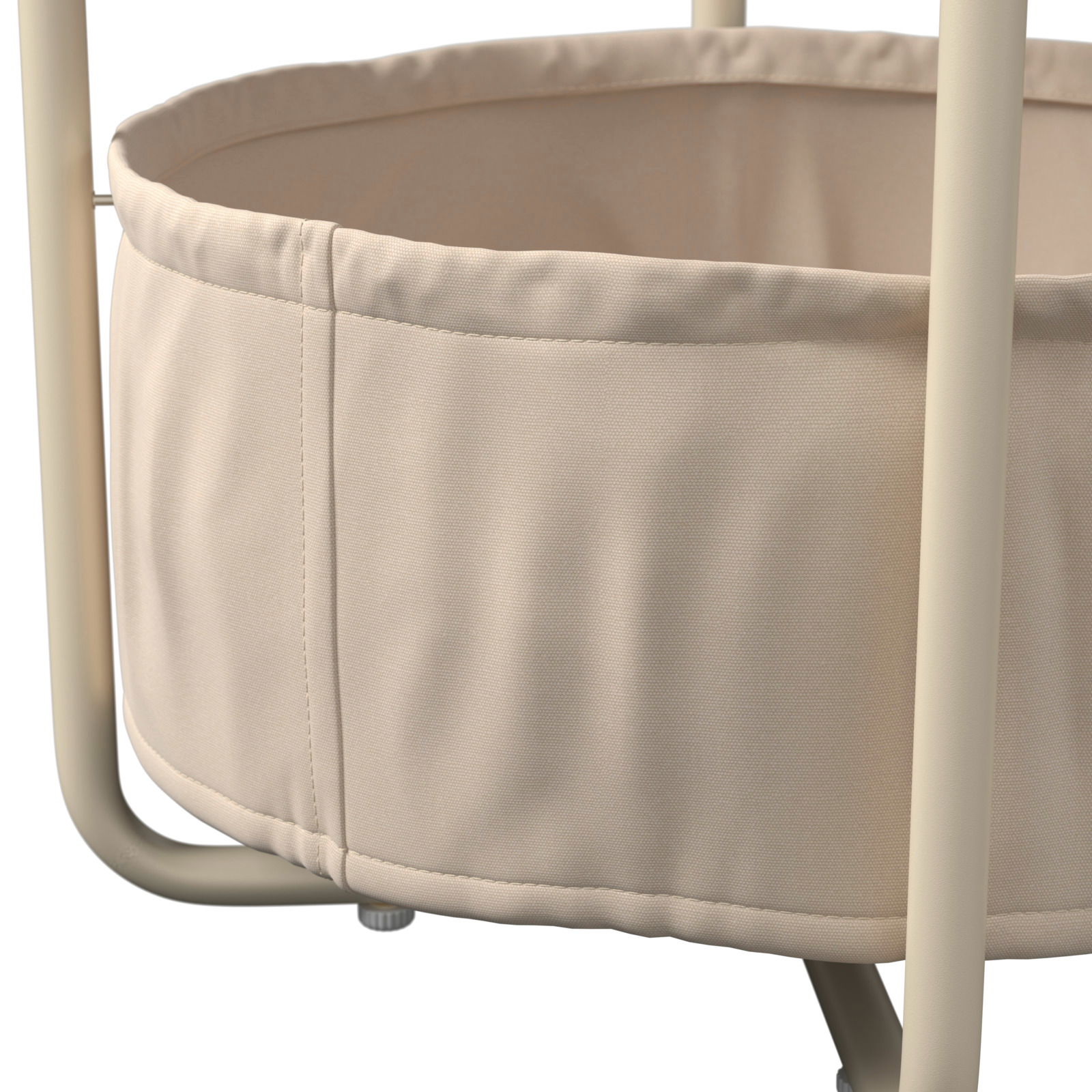 Nahaufnahme eines beigen Beistelltisches mit Stoffkorb und Metallgestell.