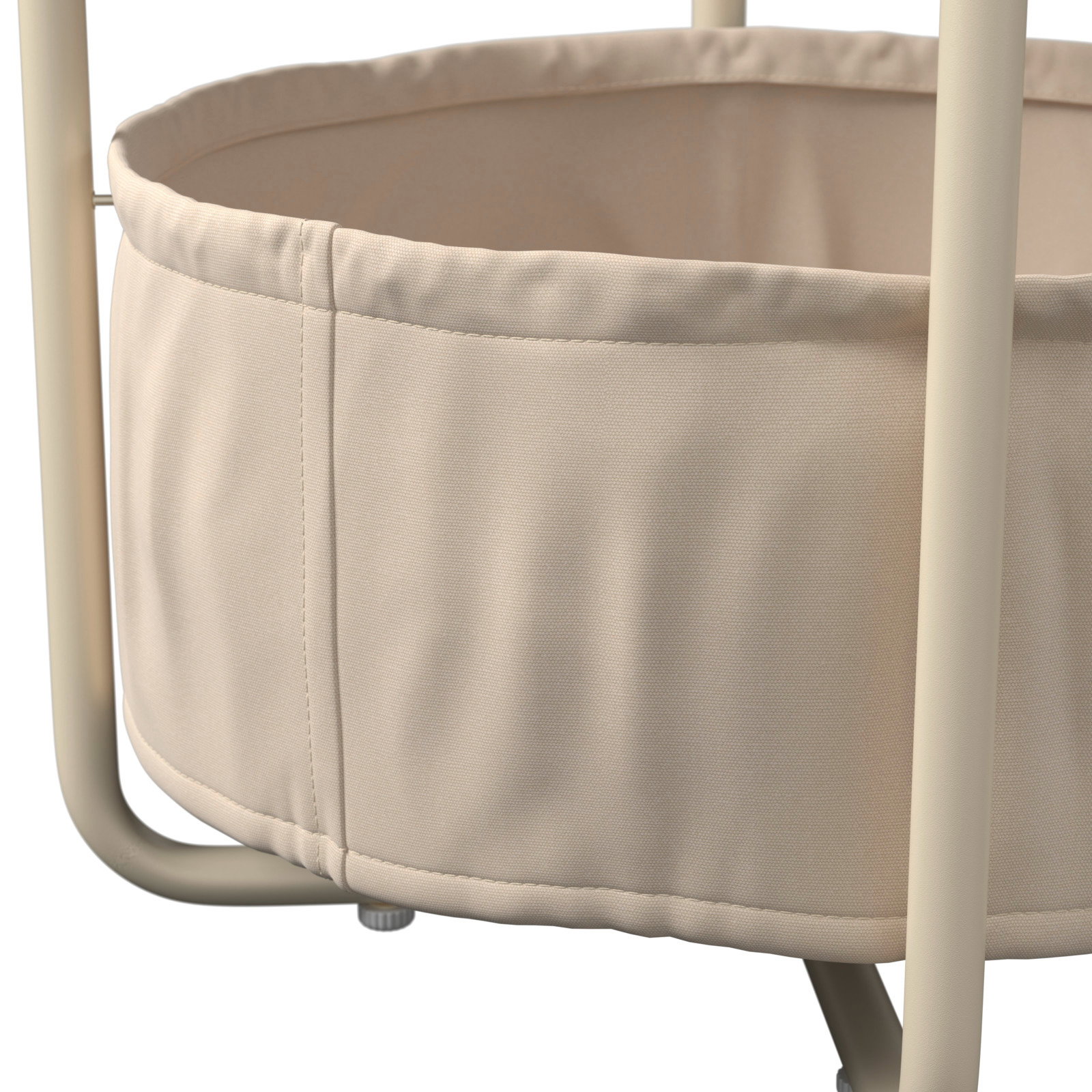 Nahaufnahme eines beigen Beistelltisches mit Stoffkorb und Metallgestell.