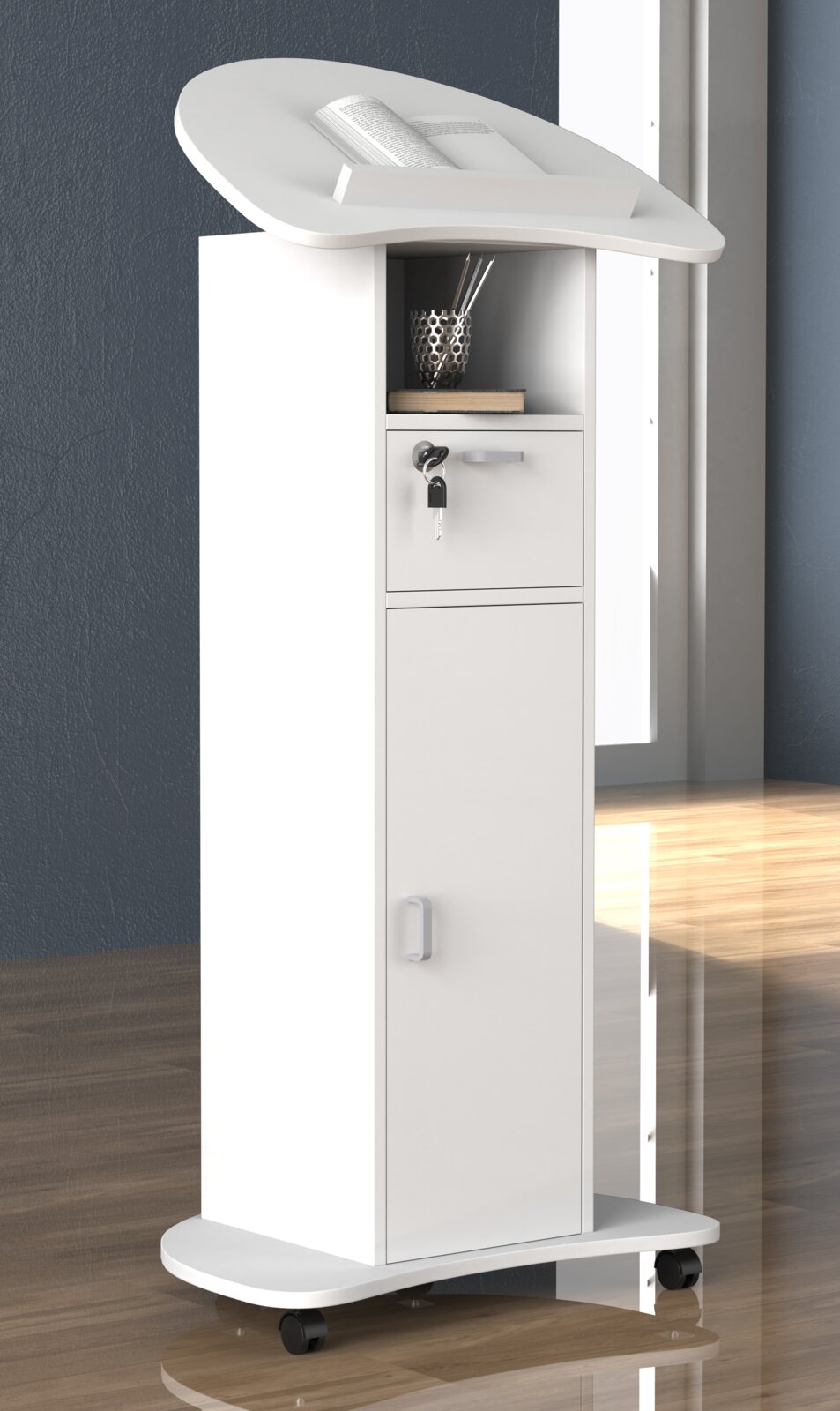 Weißer, schmaler Rollcontainer/Beistellschrank mit abgerundeter Deckplatte, offenem Fach und abschließbarer Schublade sowie unterer Tür, auf Rollen; schräg von vorne aus leicht erhöhter Perspektive fotografiert.