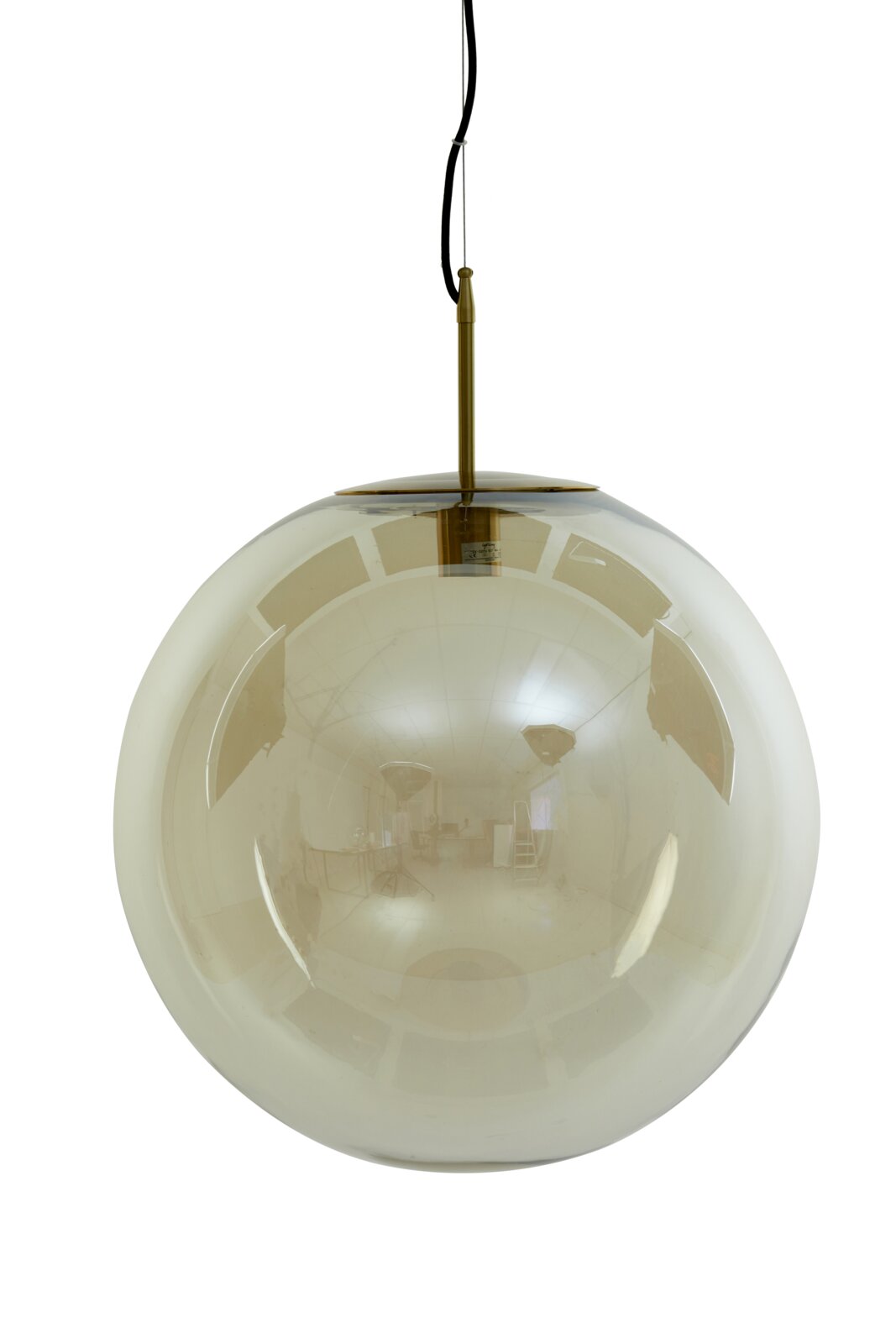 Hanglamp met een bolvormige, transparante glazen kap, gezien vanaf de voorkant.