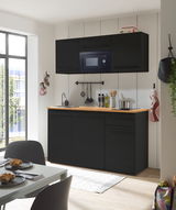 Moderne Single-Küche in schwarzem Design mit eingebauter Mikrowelle, Spüle und Arbeitsfläche aus Holz, frontal betrachtet.