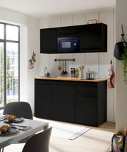 Moderne eenpersoonskeuken in zwart design met ingebouwde magnetron, spoelbak en houten werkblad, gezien vanaf de voorkant.