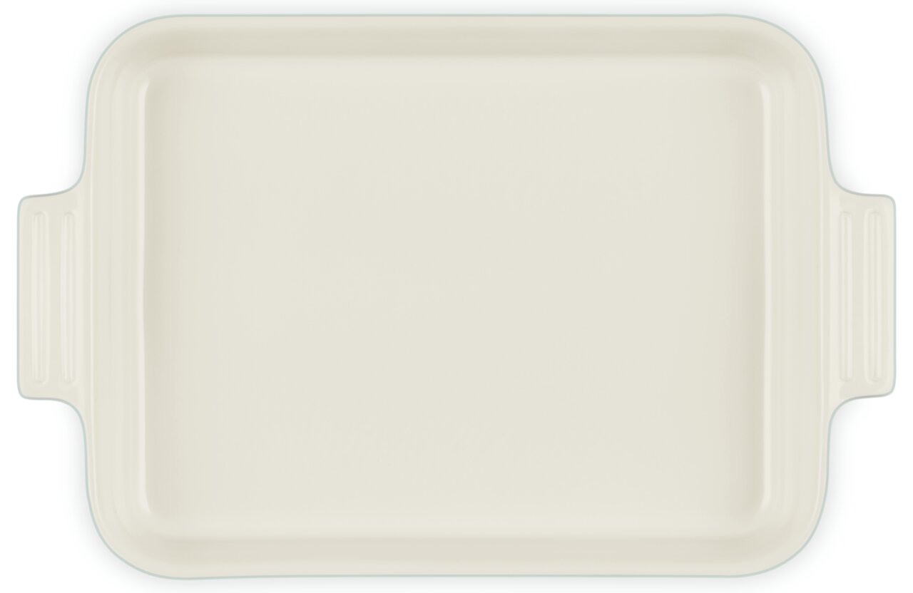 Rechthoekige, crèmekleurige ovenschaal/bakvorm met twee handvatten aan de zijkant, bovenaanzicht