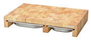 Multifunktionsbrett aus Holz mit zwei integrierten Schubladen aus Edelstahl, perspektivisch von vorne fotografiert.