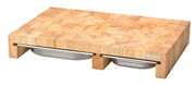 Multifunktionsbrett aus Holz mit zwei integrierten Schubladen aus Edelstahl, perspektivisch von vorne fotografiert.