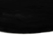 Nahaufnahme eines schwarzen Fellteppichs mit weicher Textur.