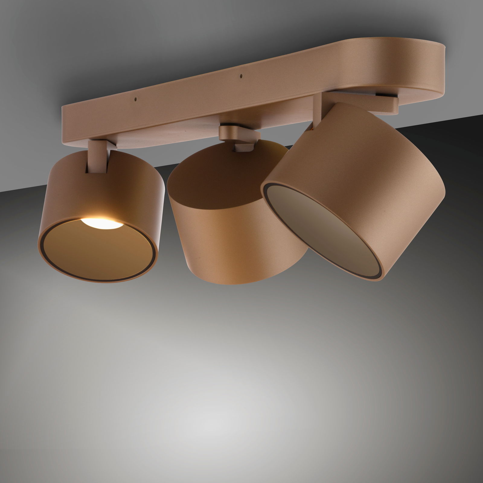 Dreifacher LED-Spot in Bronzeoptik, seitliche Perspektive
