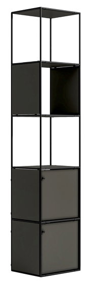 Hohes, modernes Aktenregal mit schwarzem Metallrahmen und dunklen Fächern, seitliche Perspektive.