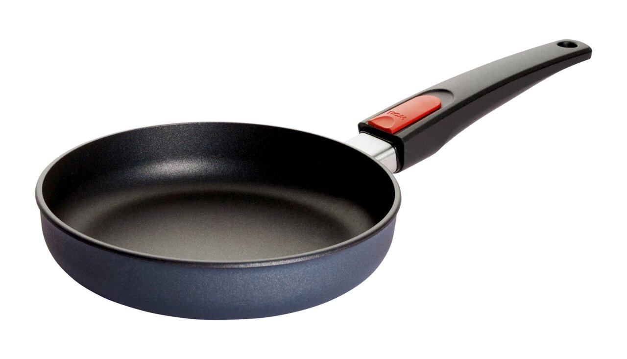 Gusspfanne 20cm Diamond Lite mit schwarzer Antihaftbeschichtung und ergonomischem Griff, seitliche Perspektive