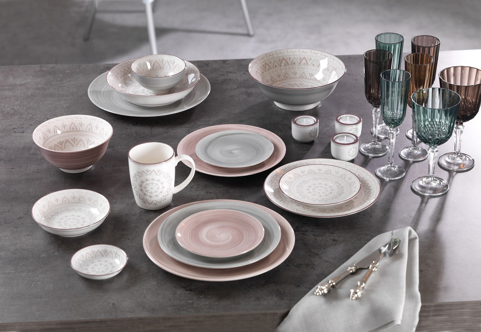 Ritzenhoff & Breker Dipschale VALENCIA Elegante Dipschale Valencia 10cm in Weiß, präsentiert in einer stilvollen Tischdekoration mit verschiedenen Geschirrteilen und Gläsern, aus der Vogelperspektive fotografiert.