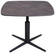 Moderner Couchtisch mit quadratischer, dunkler Tischplatte und schwarzem Metallfuß, seitliche Perspektive