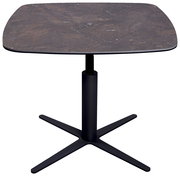 Moderner Couchtisch mit quadratischer, dunkler Tischplatte und schwarzem Metallfuß, seitliche Perspektive