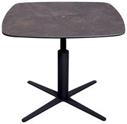 Moderner Couchtisch mit quadratischer, dunkler Tischplatte und schwarzem Metallfuß, seitliche Perspektive