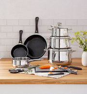 Kochtopf-Starter-Set 10-tlg. aus Edelstahl mit Töpfen, Pfannen und Küchenutensilien auf einer Holzarbeitsplatte, seitliche Perspektive.