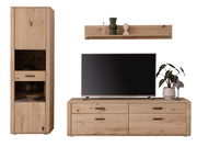 Wandkombination aus Holz mit hohem Schrank, TV-Board und Wandregal, frontal betrachtet.