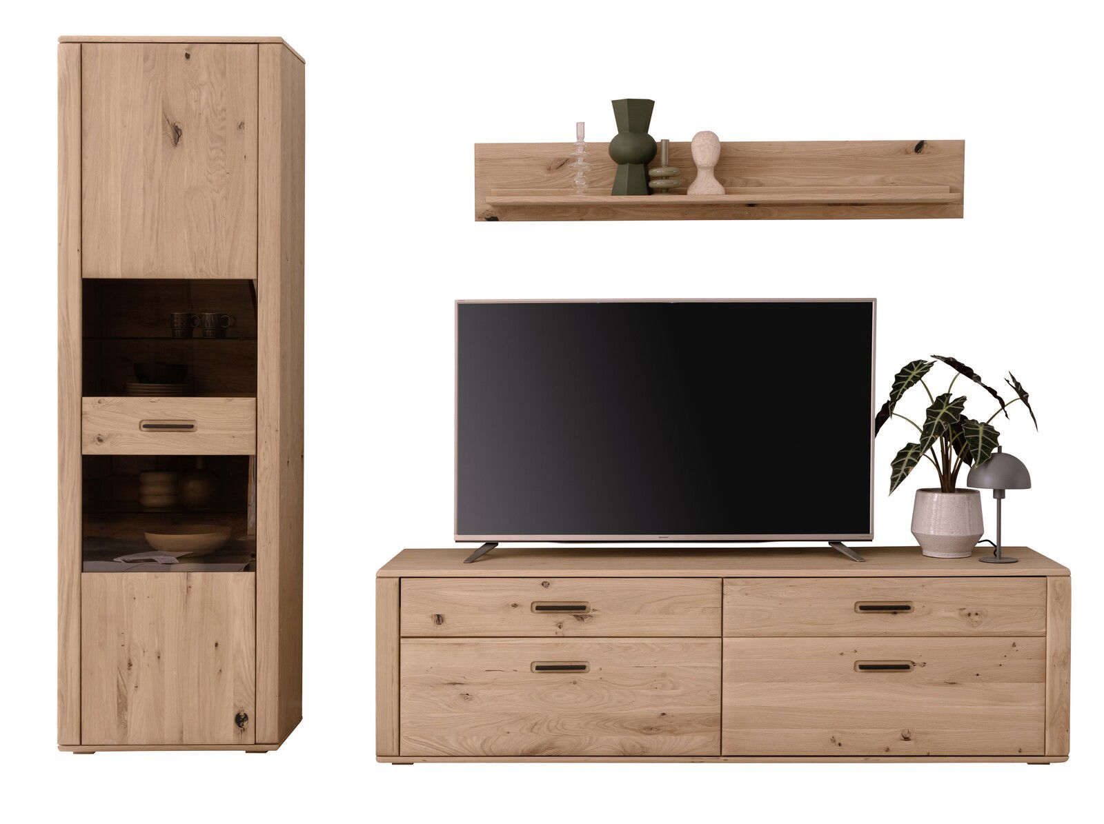 Wandkombination aus Holz mit hohem Schrank, TV-Board und Wandregal, frontal betrachtet.