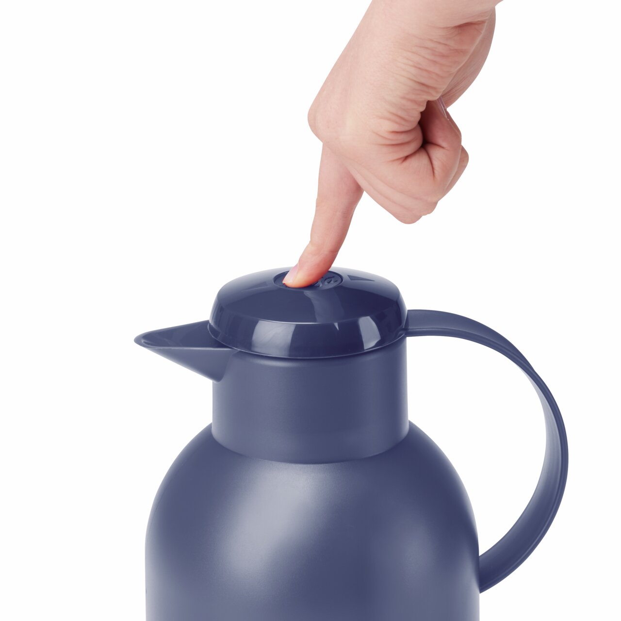 Blaue Isolierkanne SAMBA 1,5l mit Druckverschluss, seitliche Perspektive mit Hand, die den Deckel drückt.