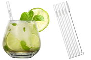 Nahaufnahme eines Getränkesets mit Glasstrohhalmen und Reinigungsbürste, inklusive eines erfrischenden Getränks mit Limette und Minze in einem Glas.