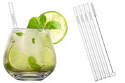 Close-up van een drankenset met glazen rietjes en een reinigingsborsteltje, inclusief een verfrissend drankje met limoen en munt in een glas.